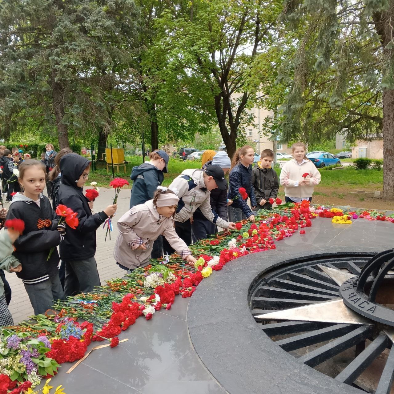 Дети возложили цветы к мемориалу &amp;quot;Косогорцам, павшим в боях за Родину&amp;quot;..